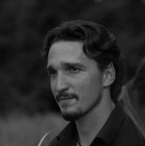 Portait en noir et blanc de Clément Lajoux, Producteur de foin de Crau AOP Bio à Arles