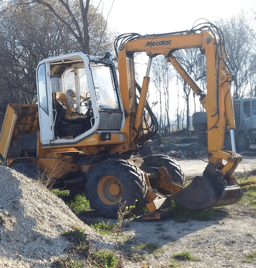 Pelleteuse Mecalac en service sur le terrain de L’Oustau di Galino