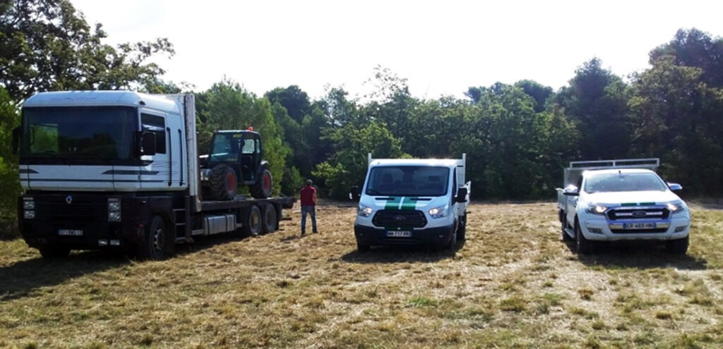 Camion de livraison de foin de Crau AOP bio en Provence