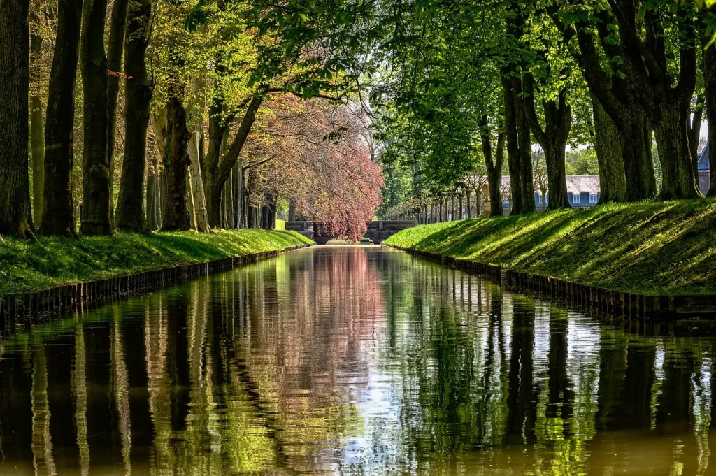Canal de Craponne, construit au XVIe siècle pour irriguer la plaine de la Crau dans les Bouches-du-Rhône