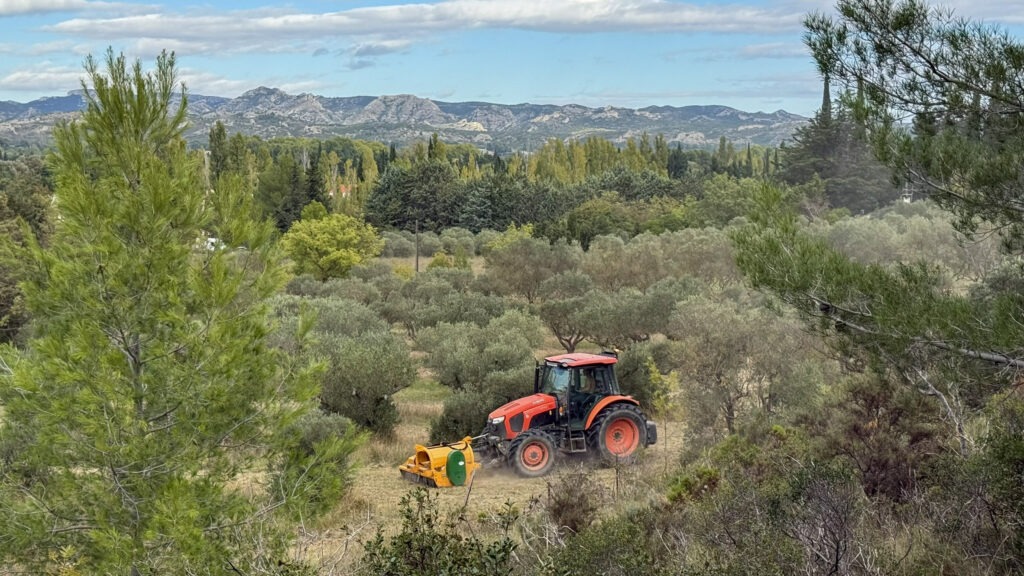 Tracteur en action dans les oliveraies au pied des Alpilles, à Arles.