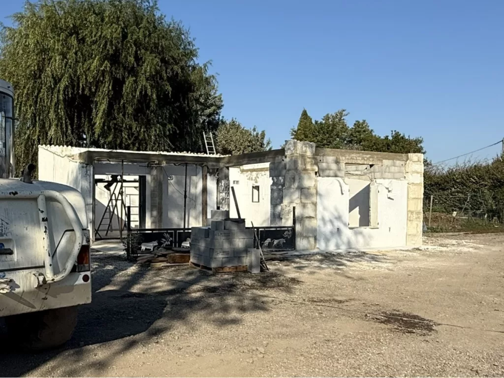 Chantier de maçonnerie rurale en cours à Arles