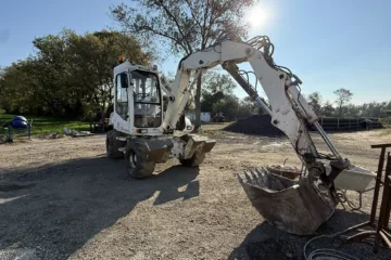 Tractopelle Mécalac en terrassement agricole sur une exploitation en Crau près d’Arles
